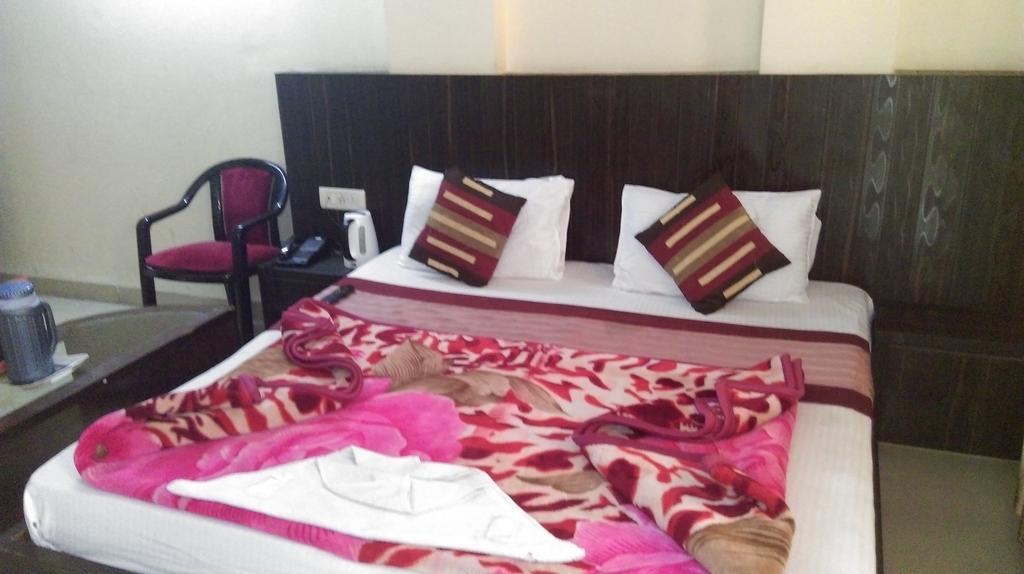 Hotel Surya Plaza New Delhi Buitenkant foto
