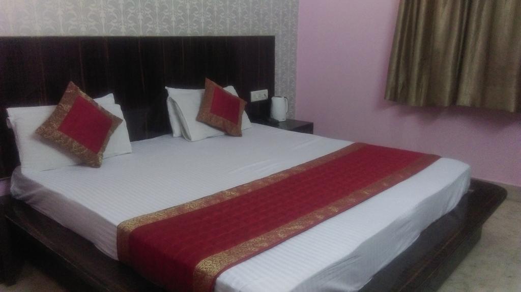 Hotel Surya Plaza New Delhi Kamer foto