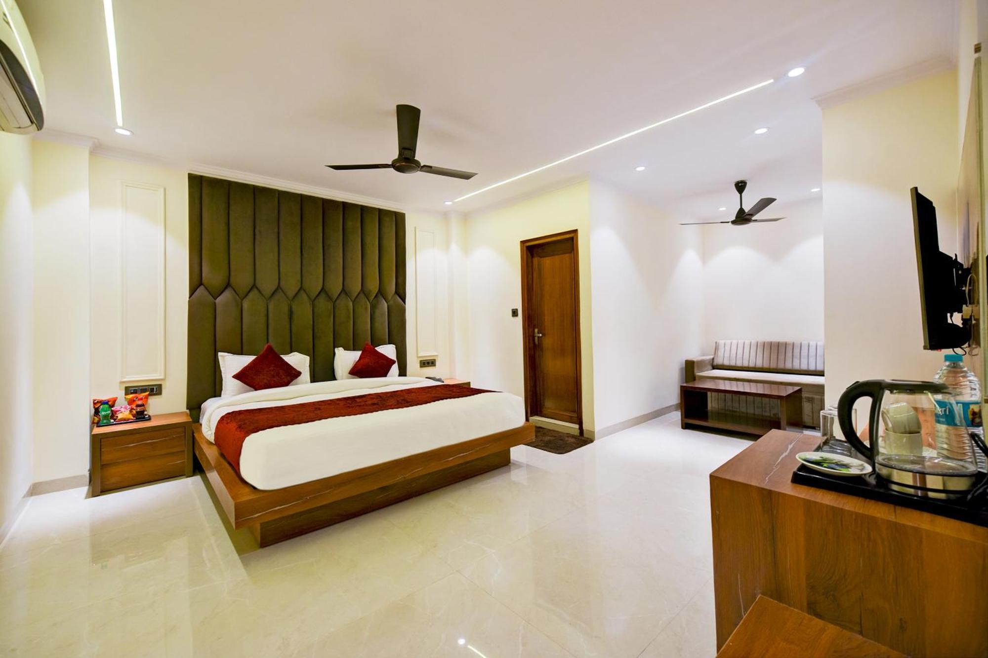 Hotel Surya Plaza New Delhi Buitenkant foto