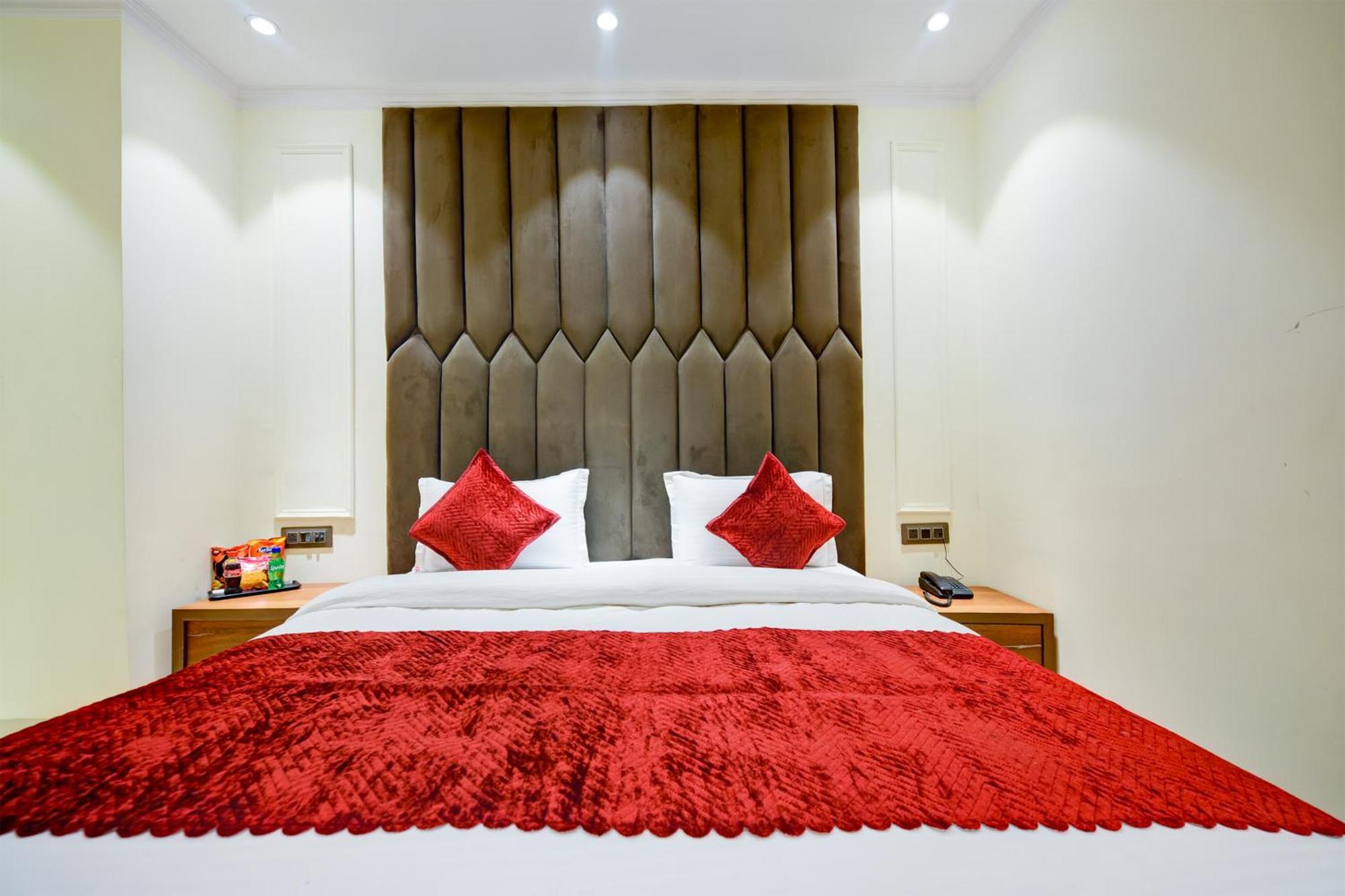 Hotel Surya Plaza New Delhi Buitenkant foto