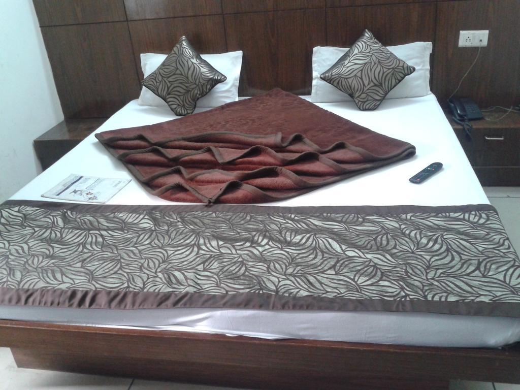 Hotel Surya Plaza New Delhi Buitenkant foto