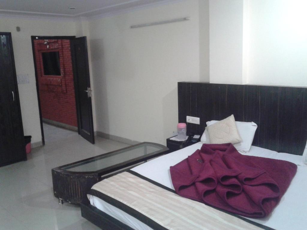 Hotel Surya Plaza New Delhi Buitenkant foto