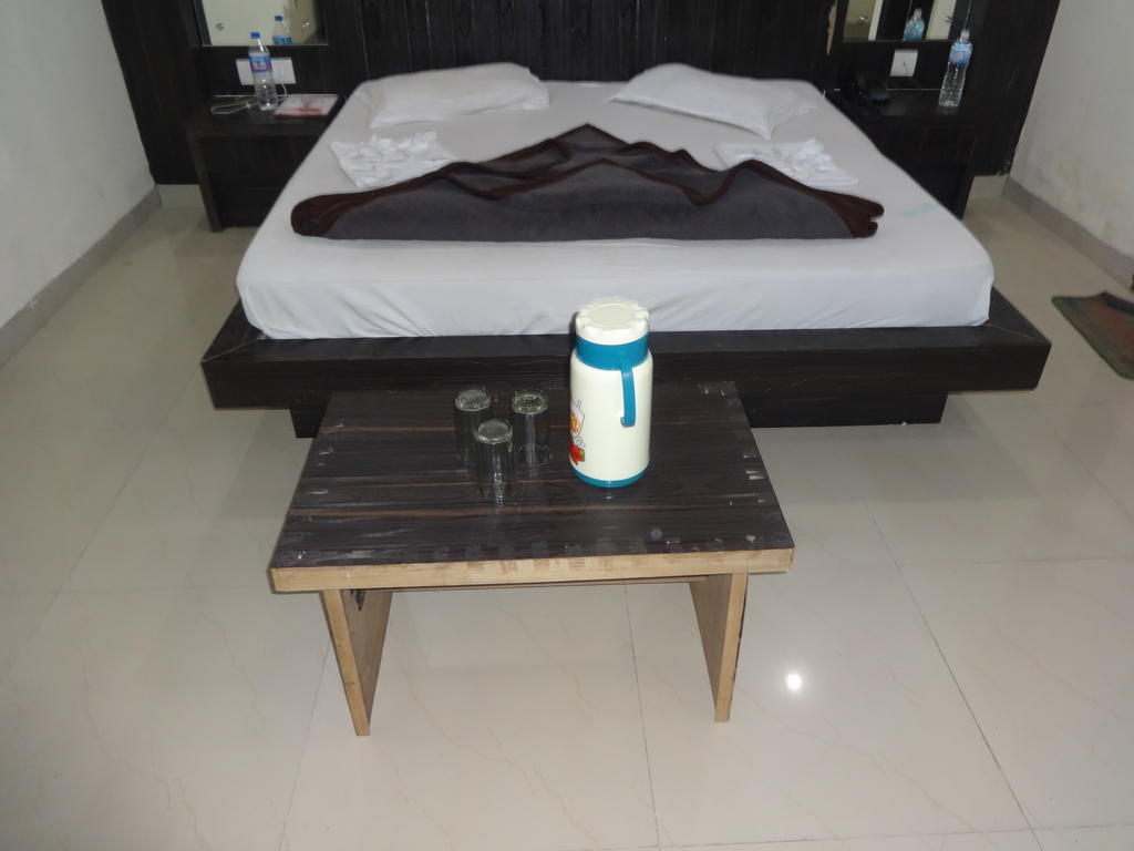 Hotel Surya Plaza New Delhi Kamer foto