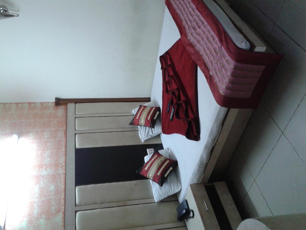 Hotel Surya Plaza New Delhi Buitenkant foto