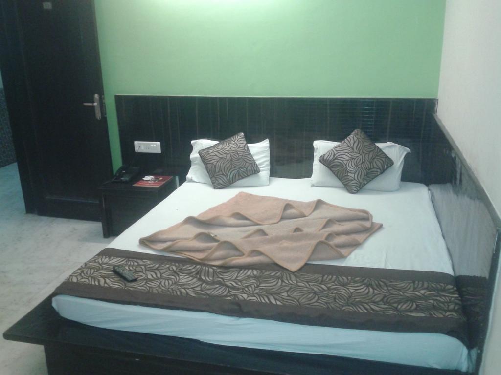 Hotel Surya Plaza New Delhi Buitenkant foto