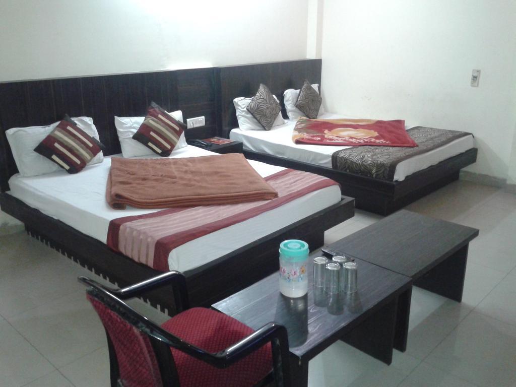 Hotel Surya Plaza New Delhi Kamer foto