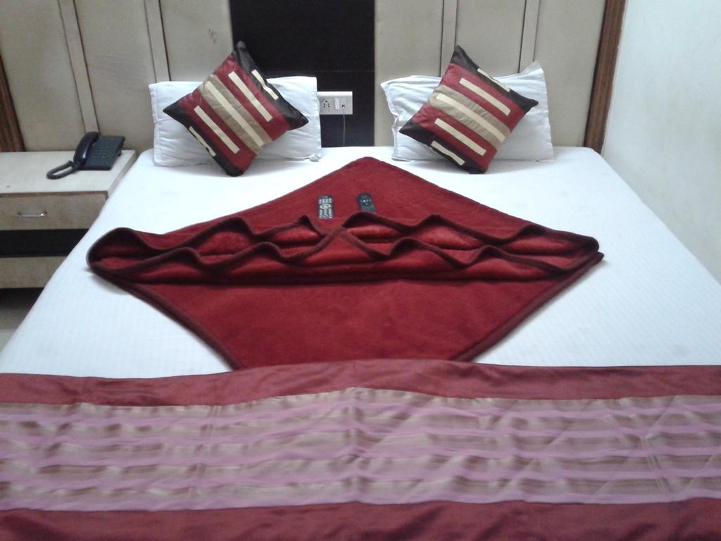Hotel Surya Plaza New Delhi Buitenkant foto