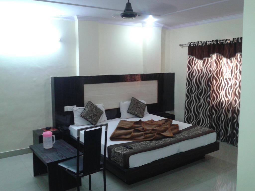 Hotel Surya Plaza New Delhi Buitenkant foto